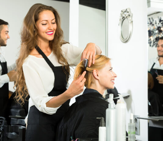 Cabelereira arrumando cabelo de cliente